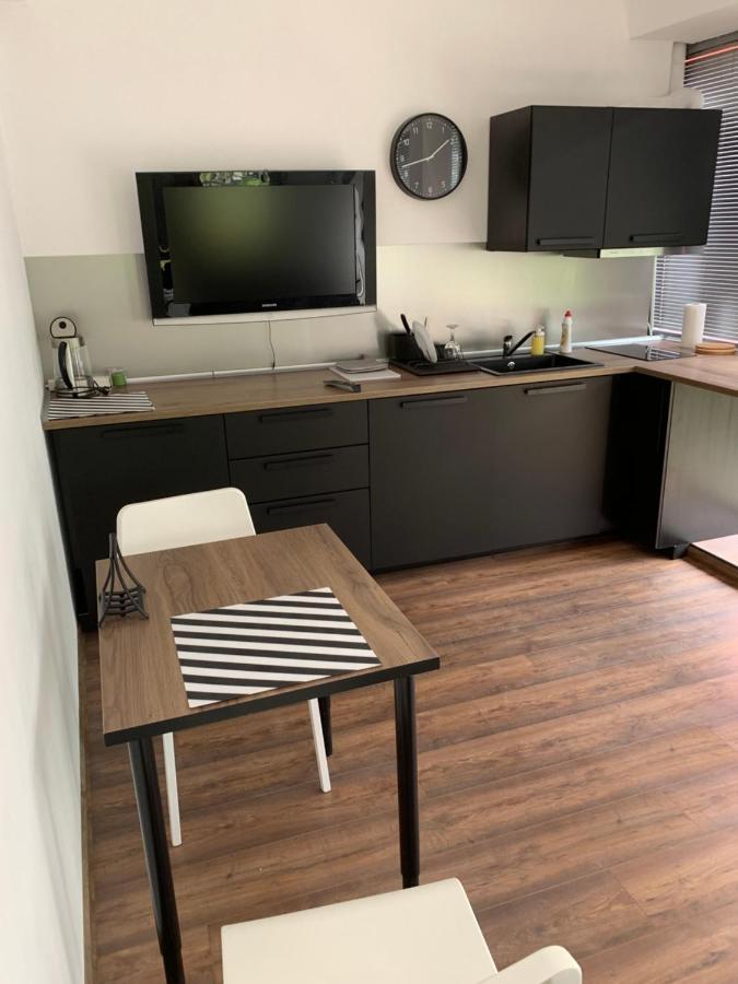 Lilia 3 Self-Check In Apartment With Hot Water Despite Prevention In The Neighborhood, Food And Drink Shop Open Until 10 Pm And Free Parking Area Next Ot 24 Hours Food And Drink Shop And Free Parking Area Sofia Buitenkant foto